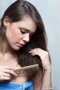 一梳头发就掉很多头发的原因,女性为什么梳头发就掉头发